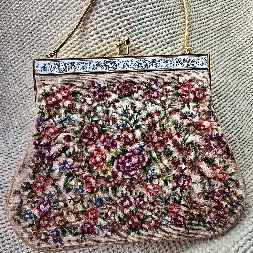 Vintage Floral Needlepoint Kiss Lock Purse Gold Chain Handle White Gold Detail.